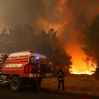 1857794-des-pompiers-tentent-d-eteindre-des-feux-de-foret-a-l-aide-d-un-camion-citerne-au-porge-gironde-le-23-juillet-2026