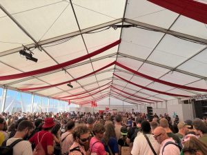 Public réuni au Forum social de la Fête de l’Humanité 2026